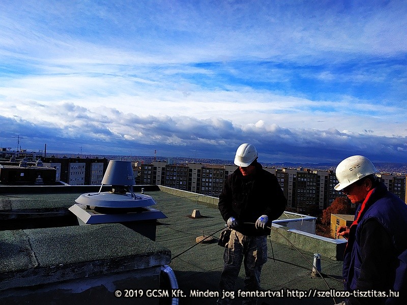 szellőzőtisztítás munka közben